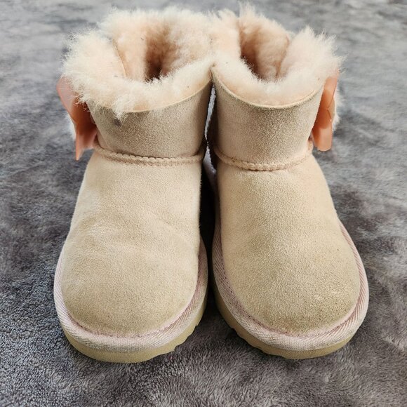UGG Snow/winter Boots for a Toddler Size 9 - Picture 1 of 10